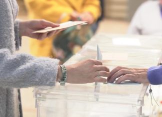 La Junta Electoral exige más garantías para inscribir en el censo a los nuevos nacionales de la ‘ley de nietos’ Ciudadano votando en una urna