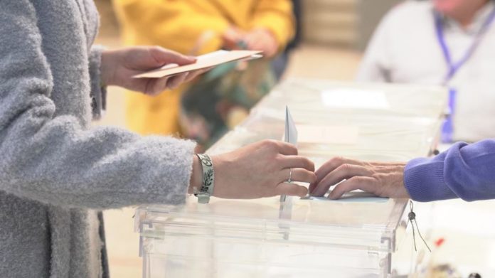 Ciudadano votando en una urna