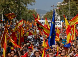 Manifestación contra la amnistía y la independencia convocada por SCC en Barcelona.