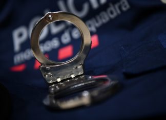 Los Mossos detienen a seis miembros de un grupo criminal especializado en robos violentos a camioneros en Girona Esposas empleadas por los Mossos para las detenciones