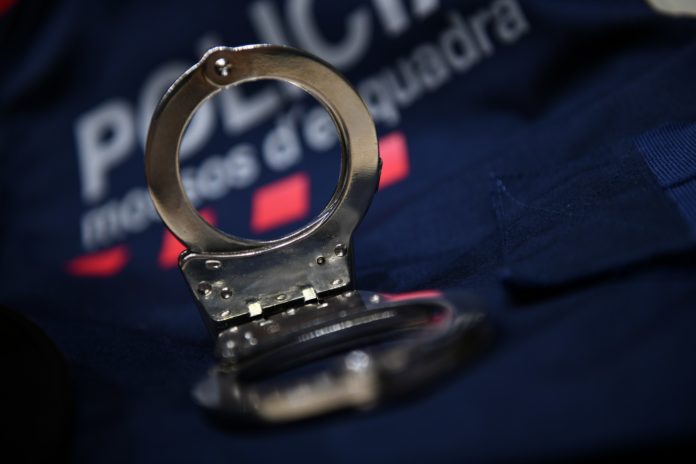Esposas empleadas por los Mossos para las detenciones