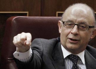 La derecha celebra la imputación de Montoro