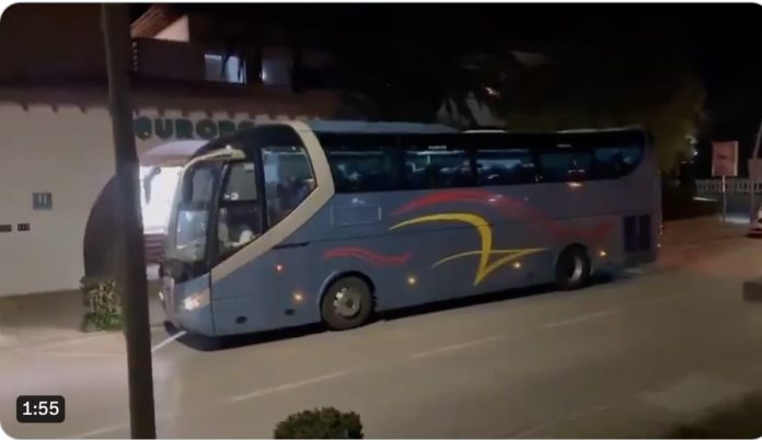 Un autobús llevando inmigrantes a Comarruga de madrugada.