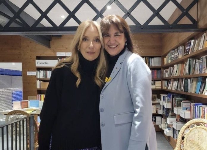 Anna Navarro junto a Laura Borràs.