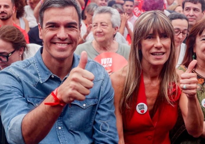 El presidente del Gobierno, Pedro Sánchez, y su esposa, Begoña Gómez, en un mitin.