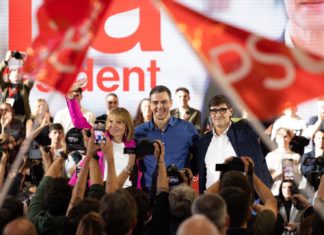 El PSC defiende la legalidad de su campaña electoral tras el requerimiento del juez Pedraz El presidente Sánchez junto a Salvador Illa durante la campaña electoral de las elecciones del 12 de mayo de 2024.