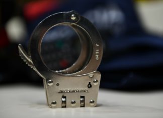 Tres detenidos en Barcelona por diez robos a turistas con el método de pinchar ruedas Esposas de detención de los Mossos.