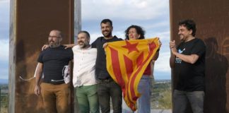 La exsecretaria general de ERC, Marta Rovira (la segunda por la derecha), ondeando una bandera estelada. EFE.