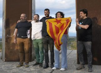La Audiencia de Barcelona amnistía a Marta Rovira por su papel en el referéndum del 1-O La exsecretaria general de ERC, Marta Rovira (la segunda por la derecha), ondeando una bandera estelada. EFE.