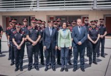 El presidente Salvador Illa y la consellera de Interior, Nùria Parlon, posan junto a un grupo de Mossos (Govern).
