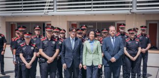 El presidente Salvador Illa y la consellera de Interior, Nùria Parlon, posan junto a un grupo de Mossos (Govern).