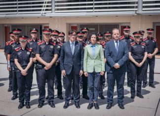 El presidente Salvador Illa y la consellera de Interior, Nùria Parlon, posan junto a un grupo de Mossos (Govern).