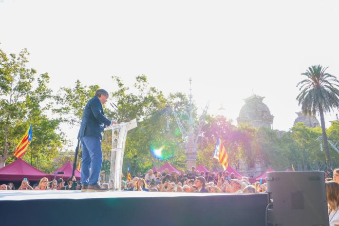 Carles Puigdemont en su mitin en Barcelona tras su huida hace siete años (Junts).