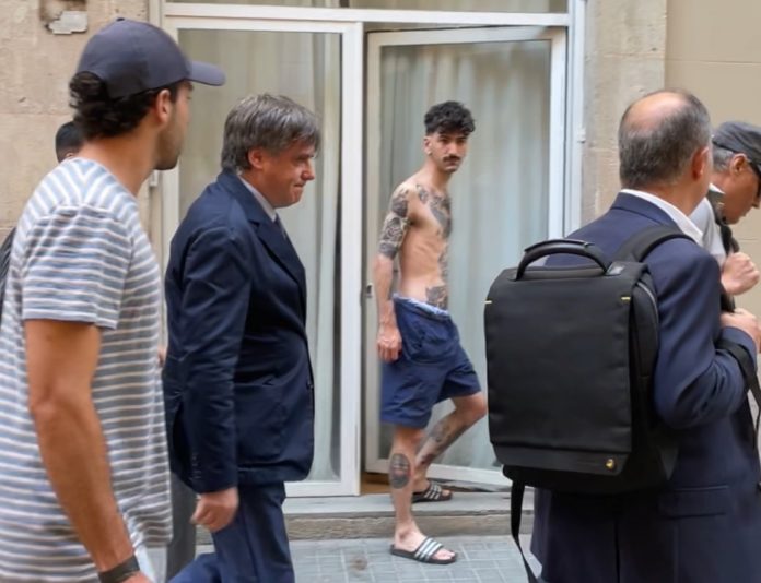 Acompañado de Jordi Turull, Carles Puigdemont fue grabado en las cercanías del Passeig de Lluís Companys.