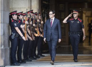 Salvador Illa saliendo del Parlament rodeado de Mossos de gala el día de su investidura como presidente de la Generalitat.