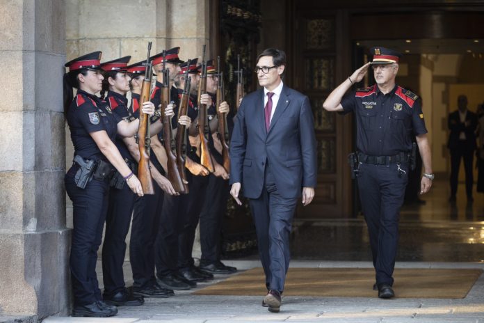 Salvador Illa saliendo del Parlament rodeado de Mossos de gala el día de su investidura como presidente de la Generalitat.