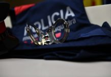 Esposas y uniforme de los Mossos d'Esquadra.