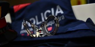 Esposas y uniforme de los Mossos d'Esquadra para ilustrar una noticia sobre una detención en Badalona