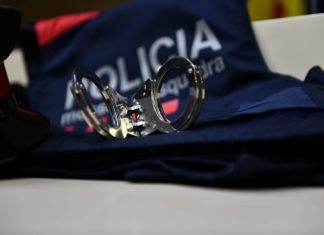 Esposas y uniforme de los Mossos d'Esquadra.