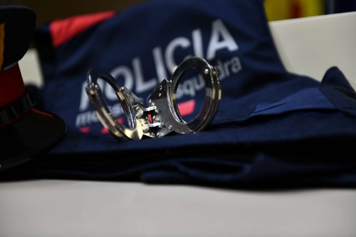 Esposas y uniforme de los Mossos d'Esquadra para ilustrar una noticia sobre una detención en Badalona