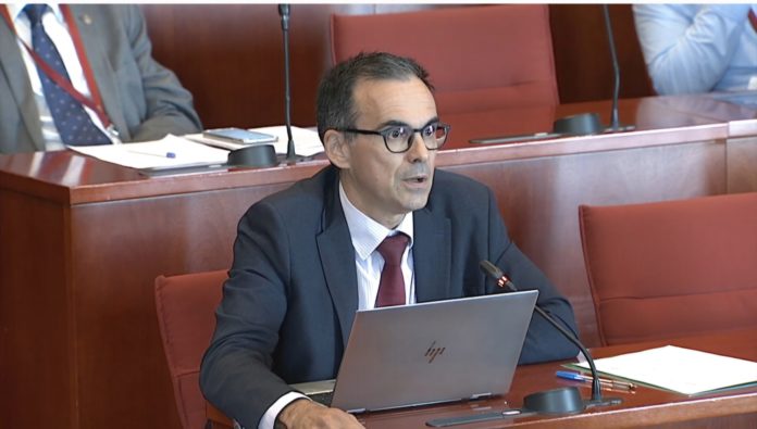 El diputado autonómico de VOX Manuel Acosta en el Parlament.