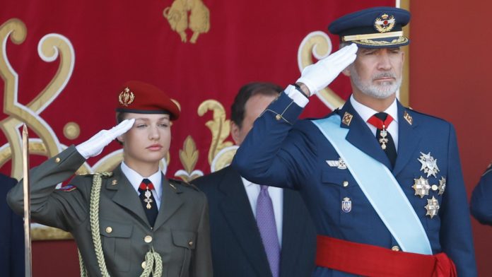 La Princesa Leonor y el Rey Felipe VI en el desfile de la Hispanidad de 2023