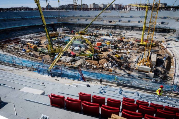 Una batalla campal ha enfrentado este viernes a una veintena de operarios de las obras del Camp Nou.