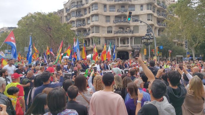 Ciudadanos constitucionalistas celebran el 12 de Octubre, Día de la Hispanidad, en el Paseo de Gracia, en Barcelona