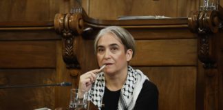 Ada Colau con pañuelo palestino en el Salón de Plenos del Ayuntamiento de Barcelona