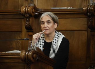 Ada Colau con pañuelo palestino en el Salón de Plenos del Ayuntamiento de Barcelona