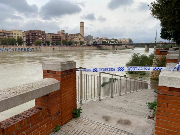 El Ayuntamiento de Tortosa ha cerrado los accesos al río Ebro con precinto policial ante los posibles efectos de la DANA
