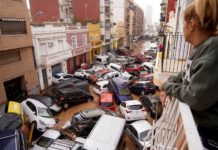 Dimisión de Mazón: duras críticas al todavía presidente de la Generalitat valenciana Coches apilados en una calle por efecto de las inundaciones provocadas por la DANA en la Comunidad Valenciana