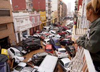 Coches apilados en una calle por efecto de las inundaciones provocadas por la DANA en la Comunidad Valenciana
