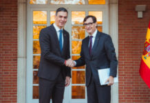 Pedro Sánchez y Salvador Illa a las puertas de La Moncloa.