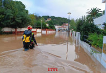 Bombero de la Generalitat ayudando en las inundaciones registradas en La Mòra.