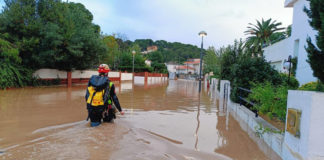 Bombero de la Generalitat ayudando en las inundaciones registradas en La Mòra el pasado mes de noviembre.