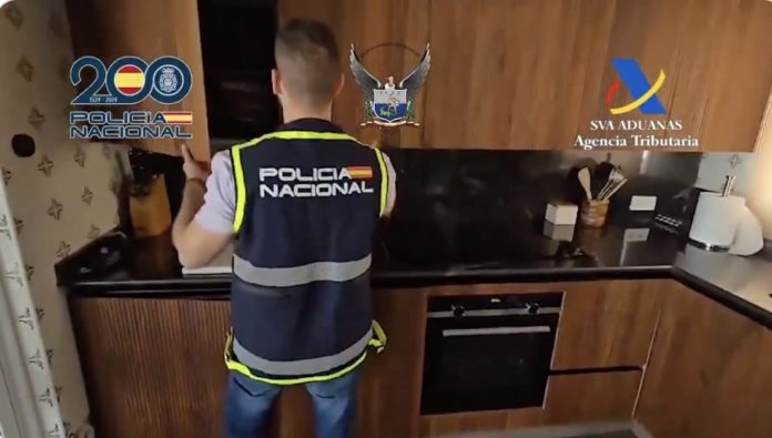 Momento de un registro llevado a cabo por la Policía Nacional en un domicilio en relación con la interceptación del mayor alijo de cocaína de la historia del narcotráfico en España.