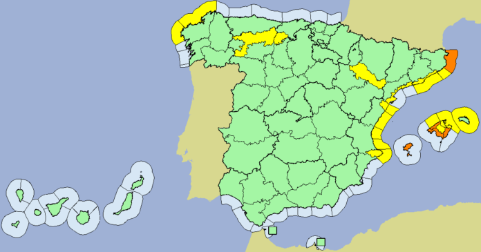 Mapa de España con las zonas sobre las que la AEMET ha emitido avisos por lluvias fuertes o torrenciales y vientos