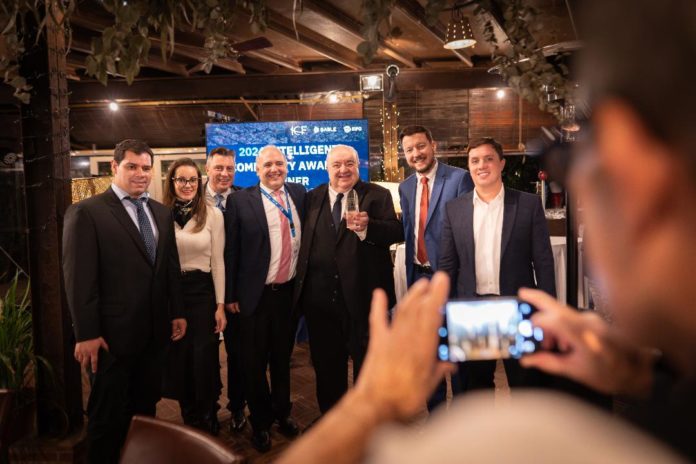 Un momento de la entrega del premio del think tank I Intelligent Community Forum al alcalde de Curitiba, Rafael Valdomiro Greca de Macedo