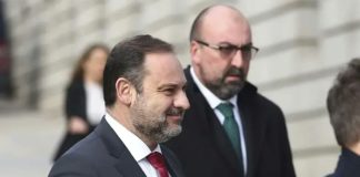 José Luis Ábalos en primer término y, detrás, Koldo García.