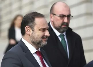 José Luis Ábalos en primer término y, detrás, Koldo García.