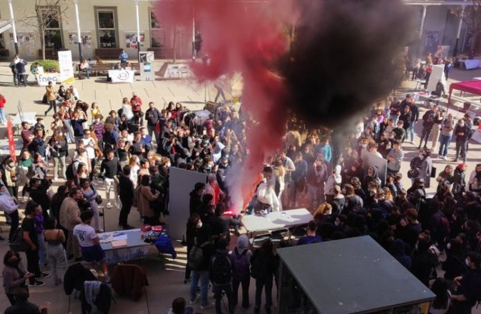 Momento en el que los separatistas agredieron a los representantes de S'ha Acabat durante la celebración en el campus de la UPF de la Feria de Asociaciones de 2022.