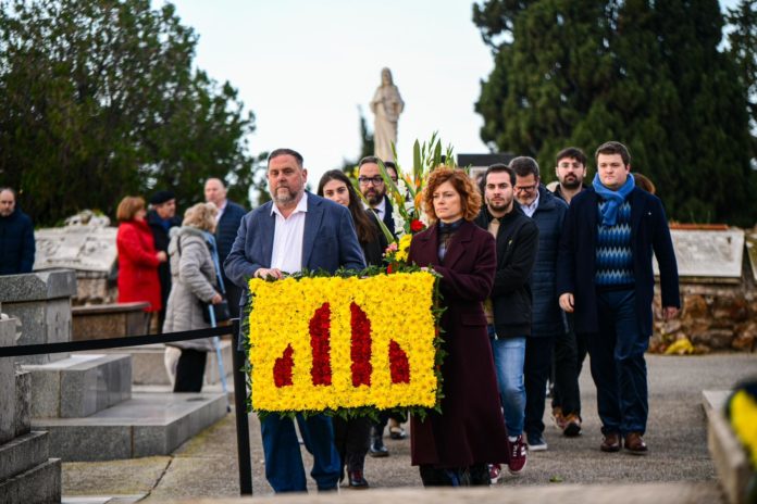 Oriol Junqueras y Elisenda Alamany portan una ofrenda de flores con la bandera de ERC en el homenaje a Francesc Macià.