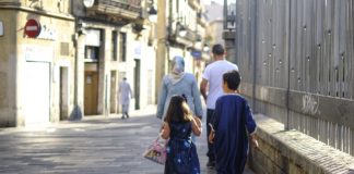 Dos niños musulmanes caminando por una calle de Barcelona.