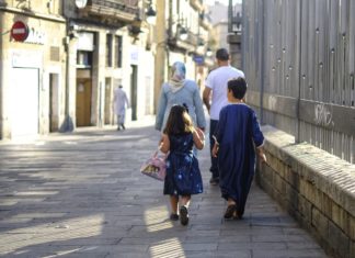Un 40% de los catalanes considera que «ya no se siente como en casa» por culpa de la inmigración Dos niños musulmanes caminando por una calle de Barcelona.