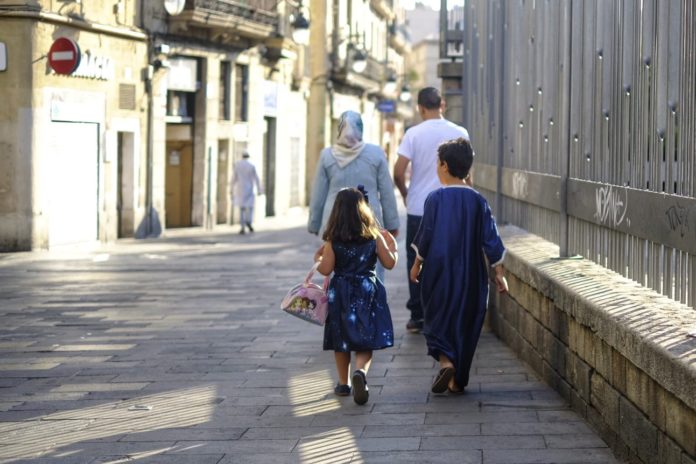 Dos niños musulmanes caminando por una calle de Barcelona.