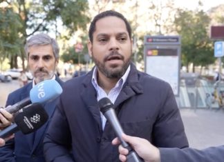 El líder de VOX en Cataluña y secretario general de la formación en España, Ignacio Garriga, durante una rueda de prensa.
