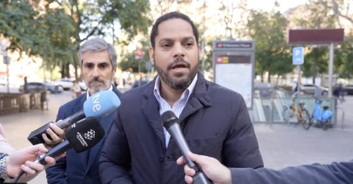 El líder de VOX en Cataluña y secretario general de la formación en España, Ignacio Garriga, durante una rueda de prensa.