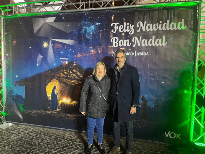 El líder de VOX en el Ayuntamiento de Barcelona, Gonzalo de Oro, junto a una simpatizante en Plaça Sant Jaume.