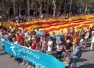 Impulso Ciudadano encabezando una de las manifestaciones contra la amnistía en 2023.